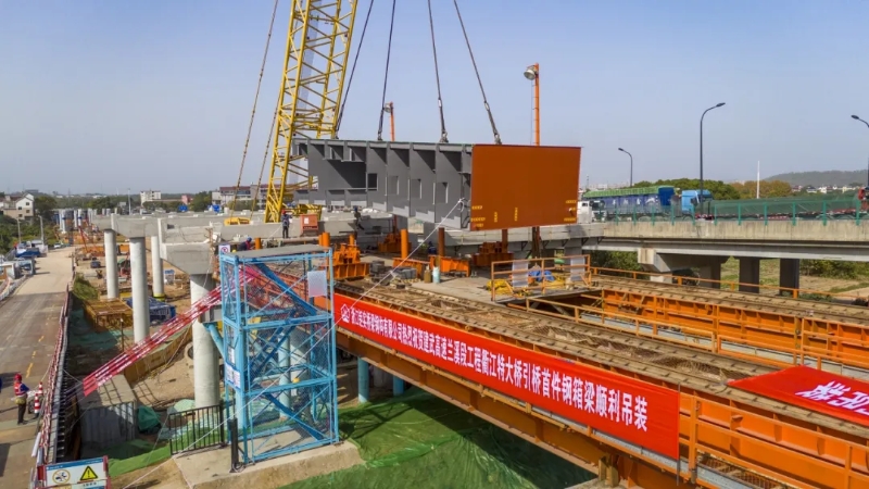 建武高速建設(shè)新進(jìn)展！衢江特大橋首段鋼梁精準(zhǔn)架設(shè)
